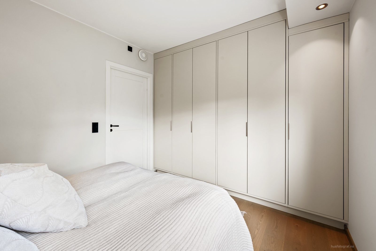 Soverommet er utstyrt med et plassbygd garderobeskap med slette fronter i en moderne beige utførelse. Galleribilde