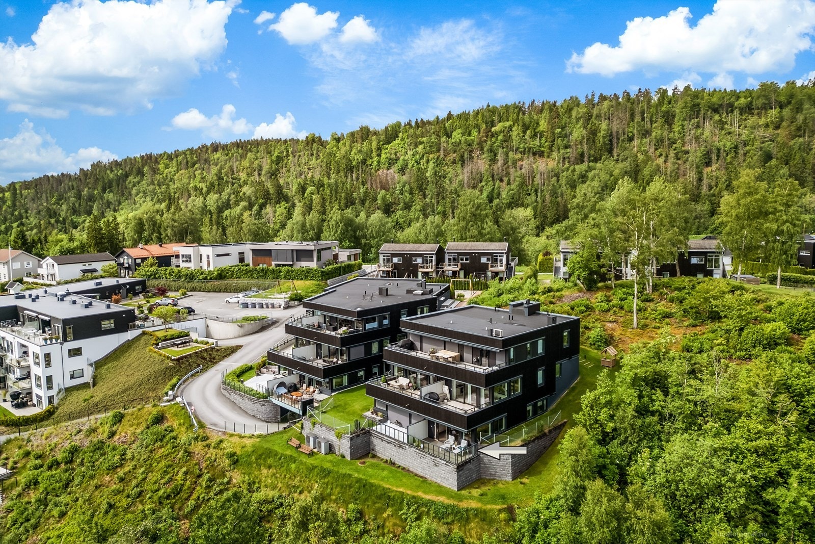 Eiendommen ligger på Stoppenkollen, et attraktivt boligområde med umiddelbar nærhet til naturen. Galleribilde