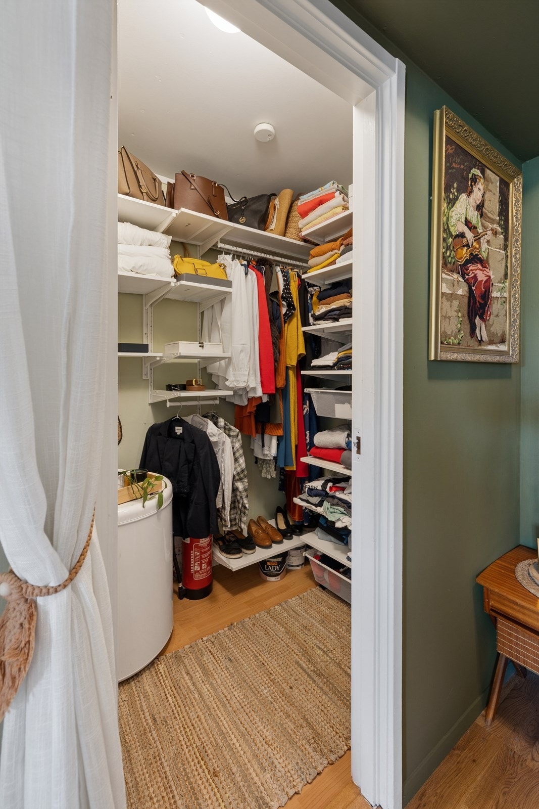 Bod som brukes som walk-in garderobe. Galleribilde