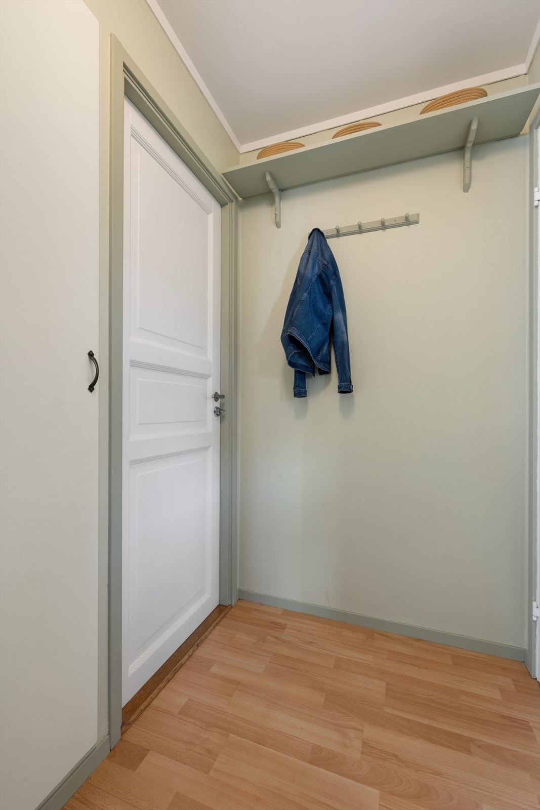 Gang med oppheng til klær. Galleribilde