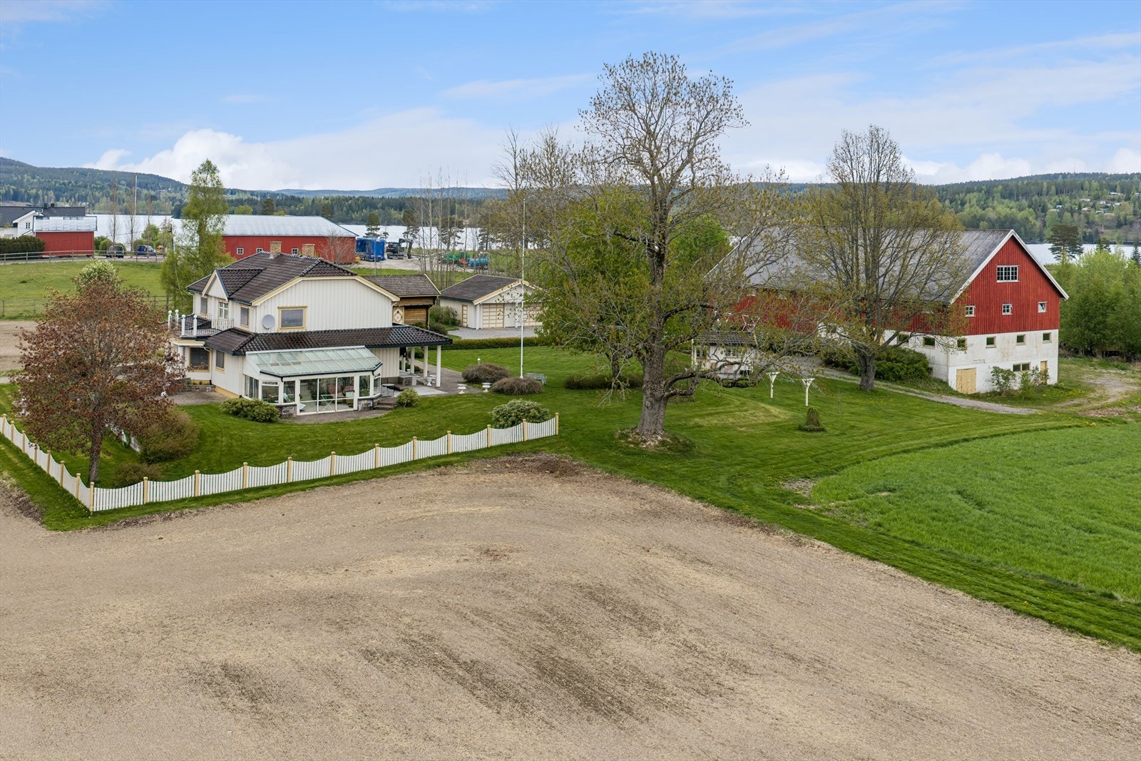 På tunet er det hovedbygning, garasje, stabbur, dukkestue og driftsbygning med fjøs og låve Galleribilde