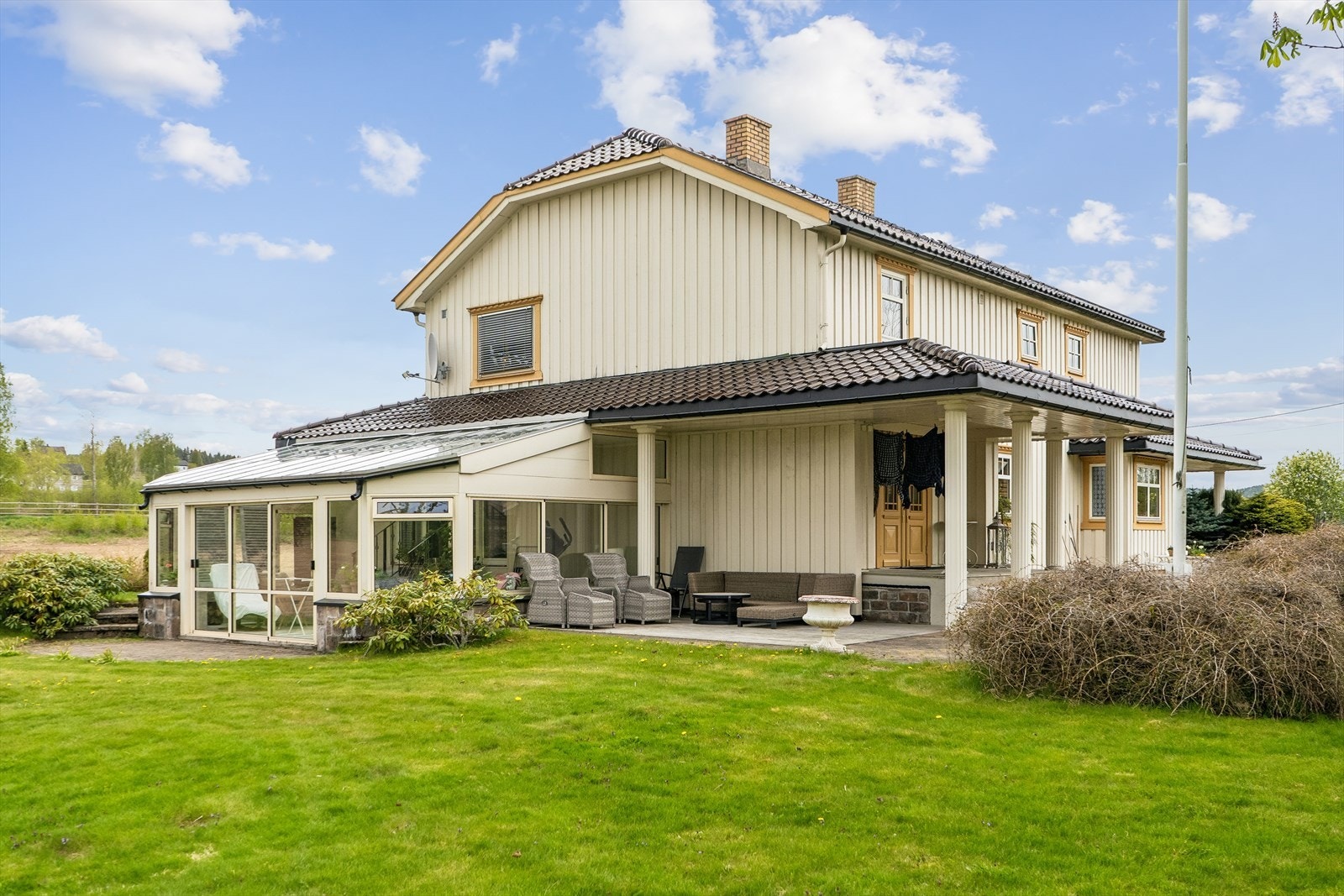 Her kan årstidene nytes. Vinterhage og overbygget sitteplass Galleribilde