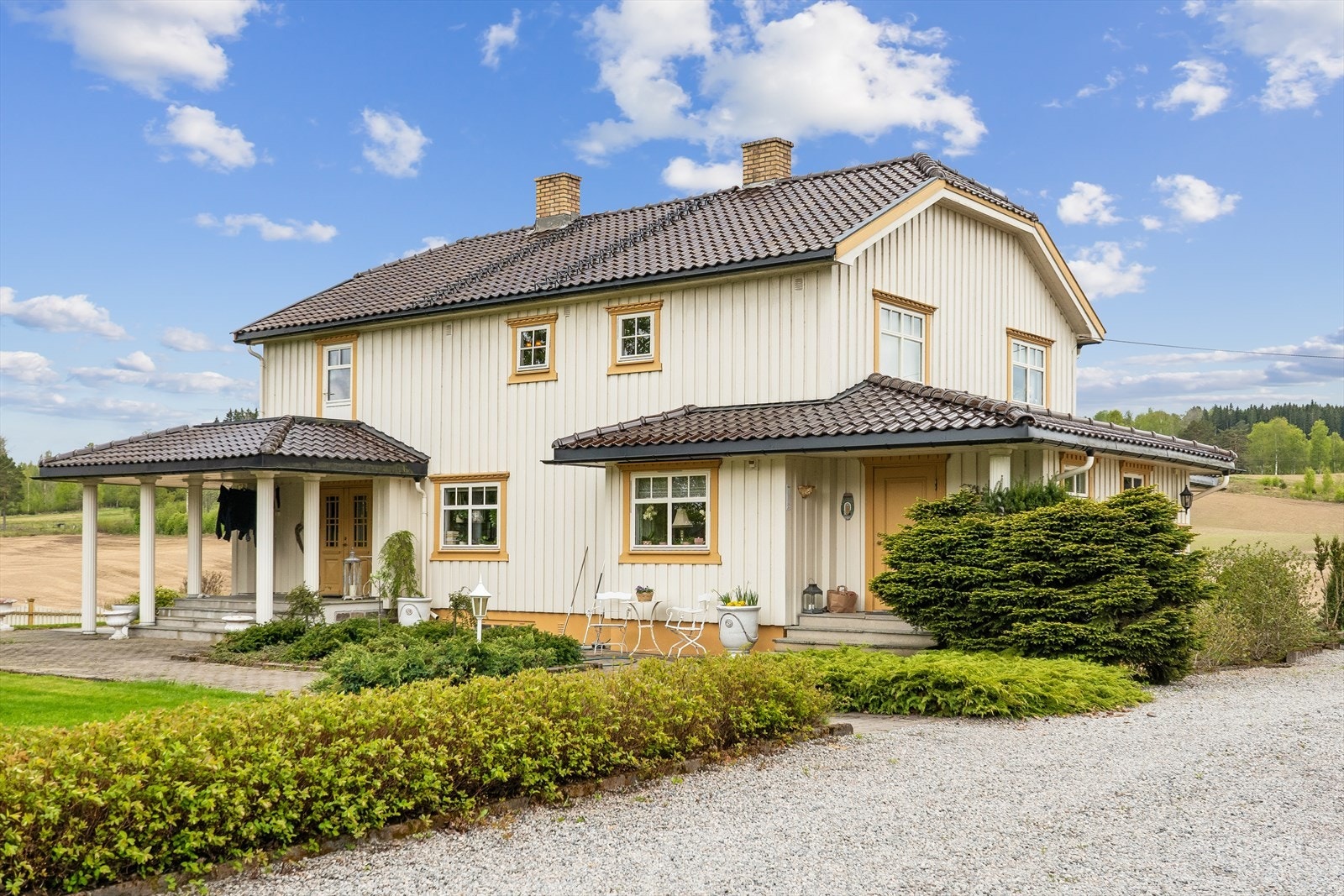 Hovedhus med overbygget inngangsparti Galleribilde