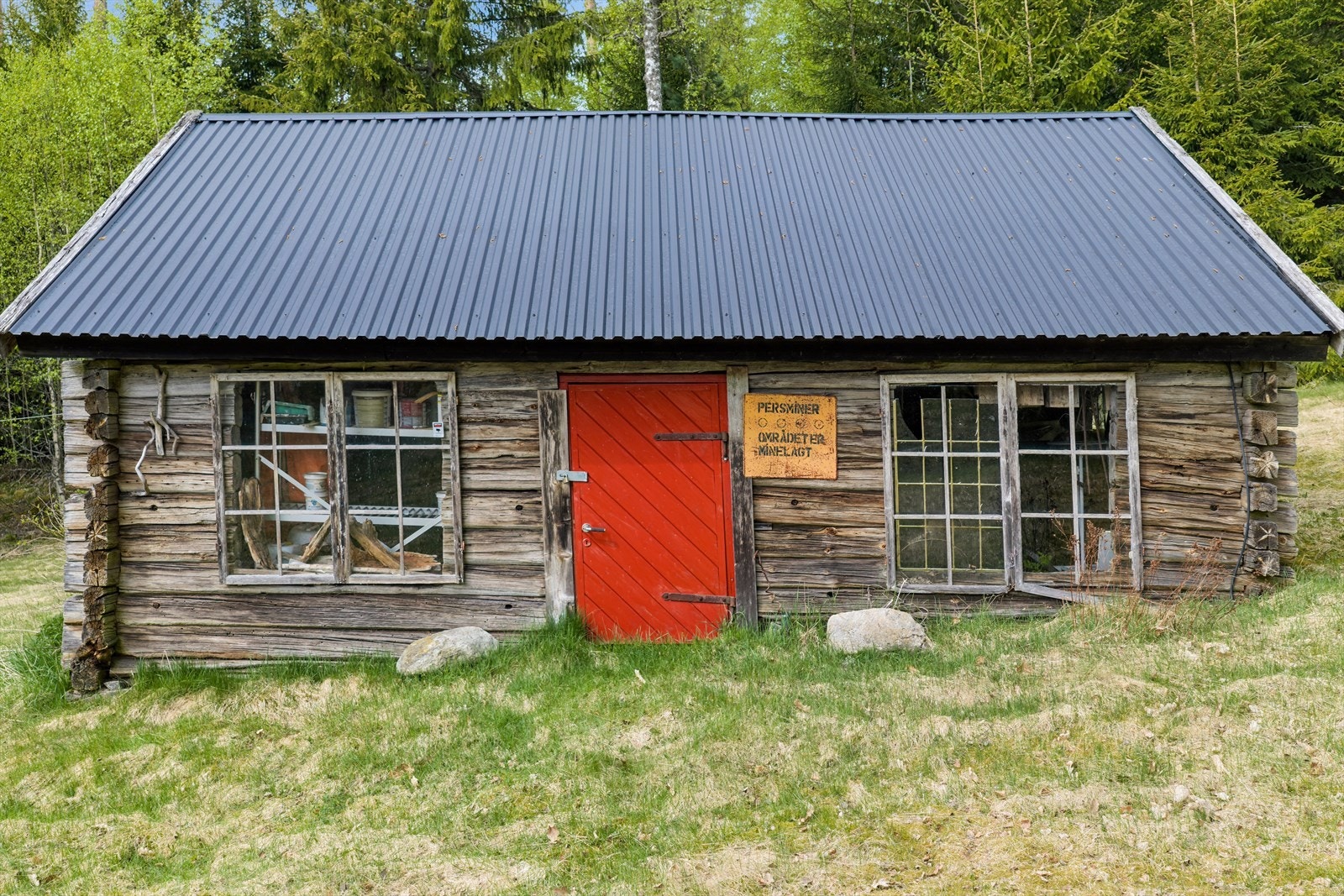 Eldre uthus som står på hyttetunet Galleribilde