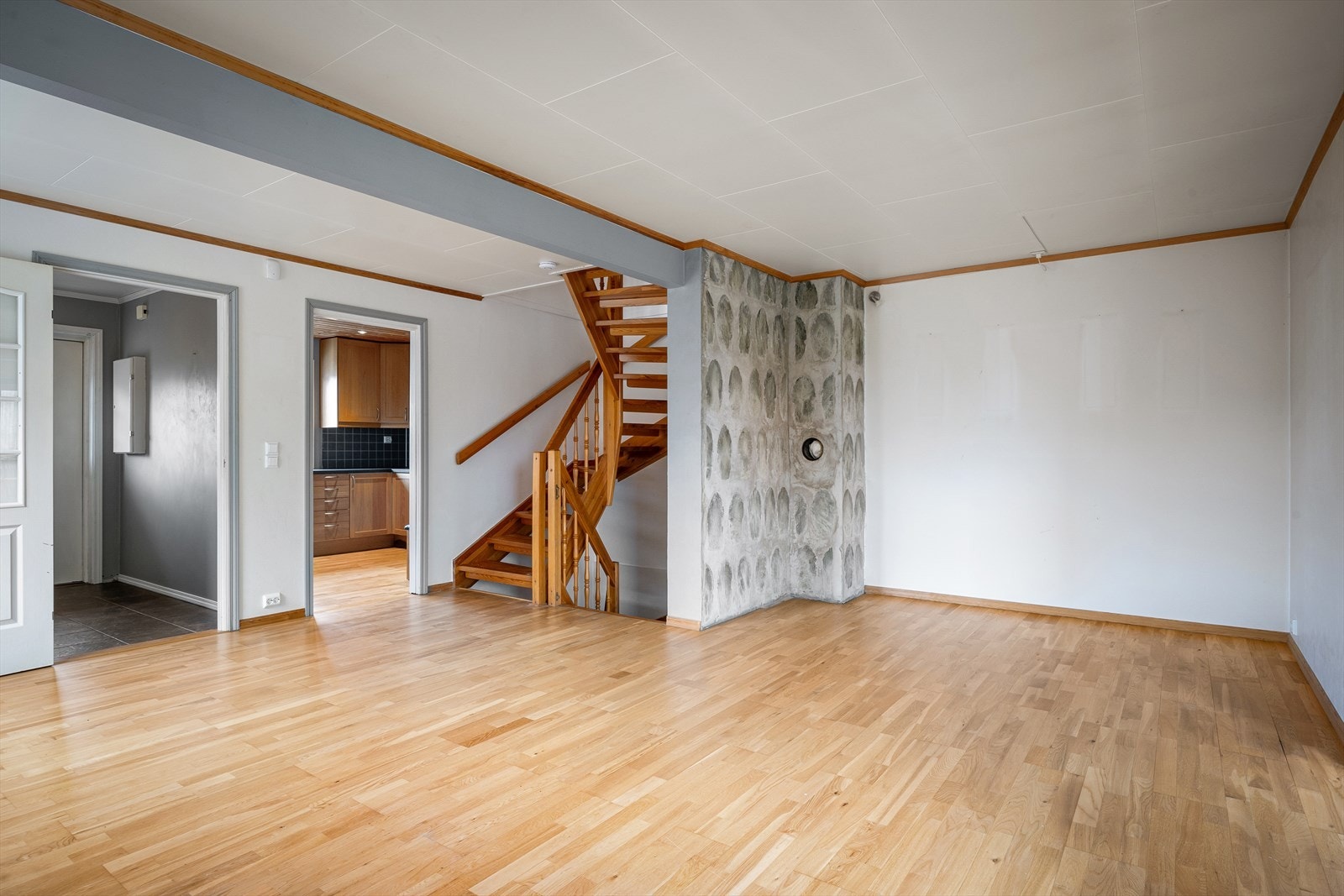 Romslig stue med pipe klar for tilkobling av ildsted. Galleribilde