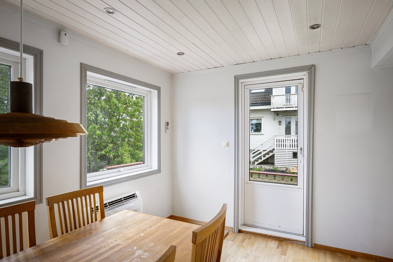 Fra spisestuen er det direkte utgang til terrassen og hagen. Galleribilde