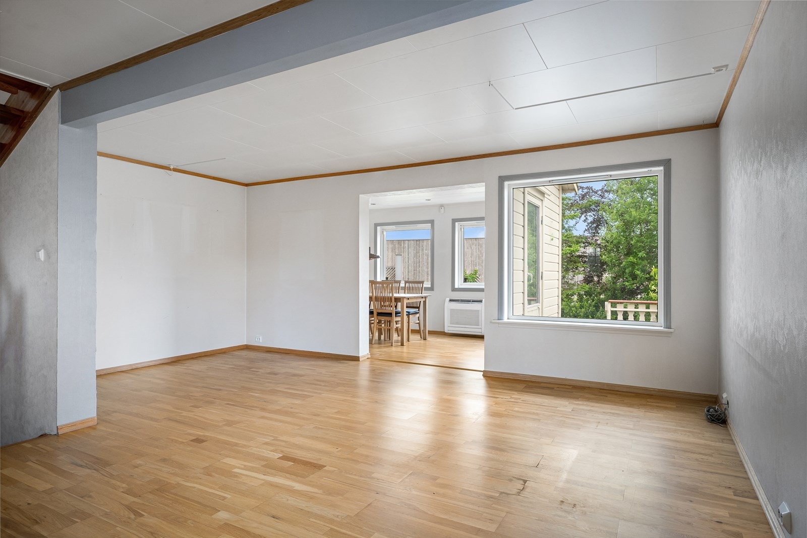 Stuen har god plass til både sofagruppe, spisestue og godstoler. Galleribilde