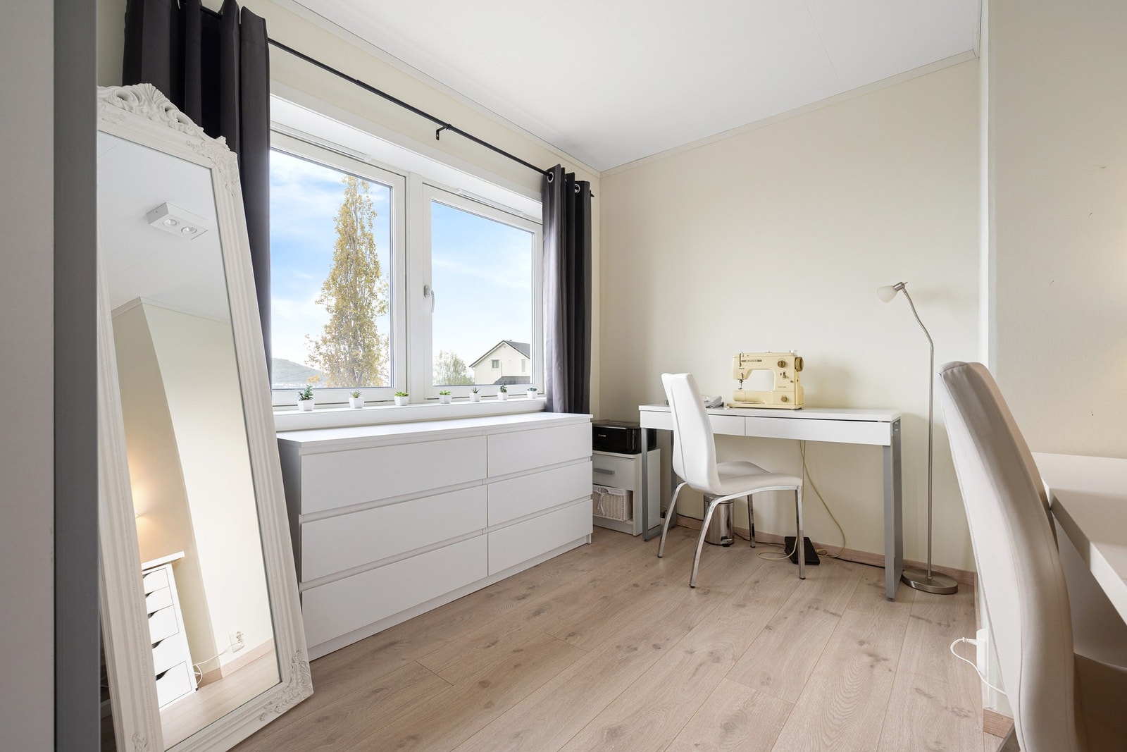 Soverom 4 er i dag innredet og brukt som kontor/garderobe, her er det flere muligheter alt etter hva du trenger Galleribilde