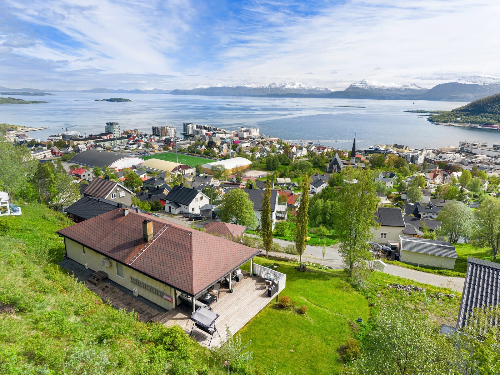 1502 m² tomt, tilbaketrukket og usjenert med marka og turområder rett bak huset og kort vei til Harstad Stadion, sentrum og byfasiliteter Galleribilde