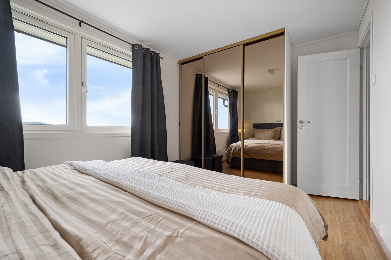 Det er innebygd skyvedørsgarderobe Galleribilde