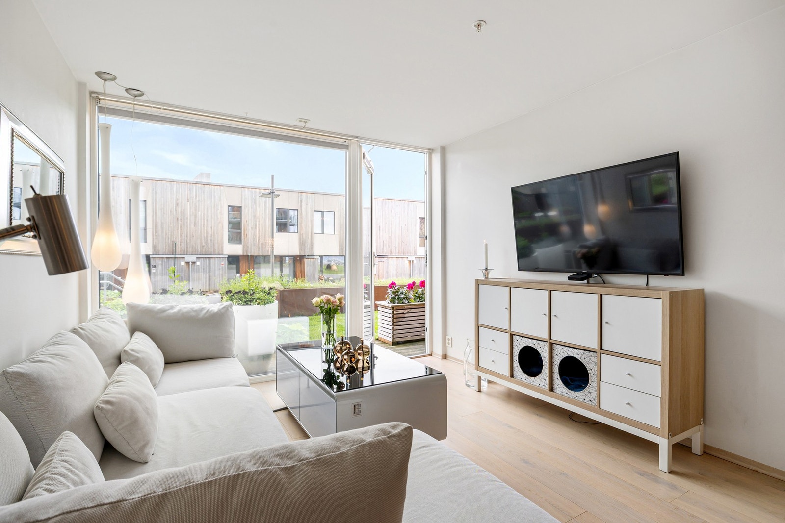 Leiligheten har gjennomgående 1-stavs parkett som gir et moderne og helhetlig uttrykk. Galleribilde