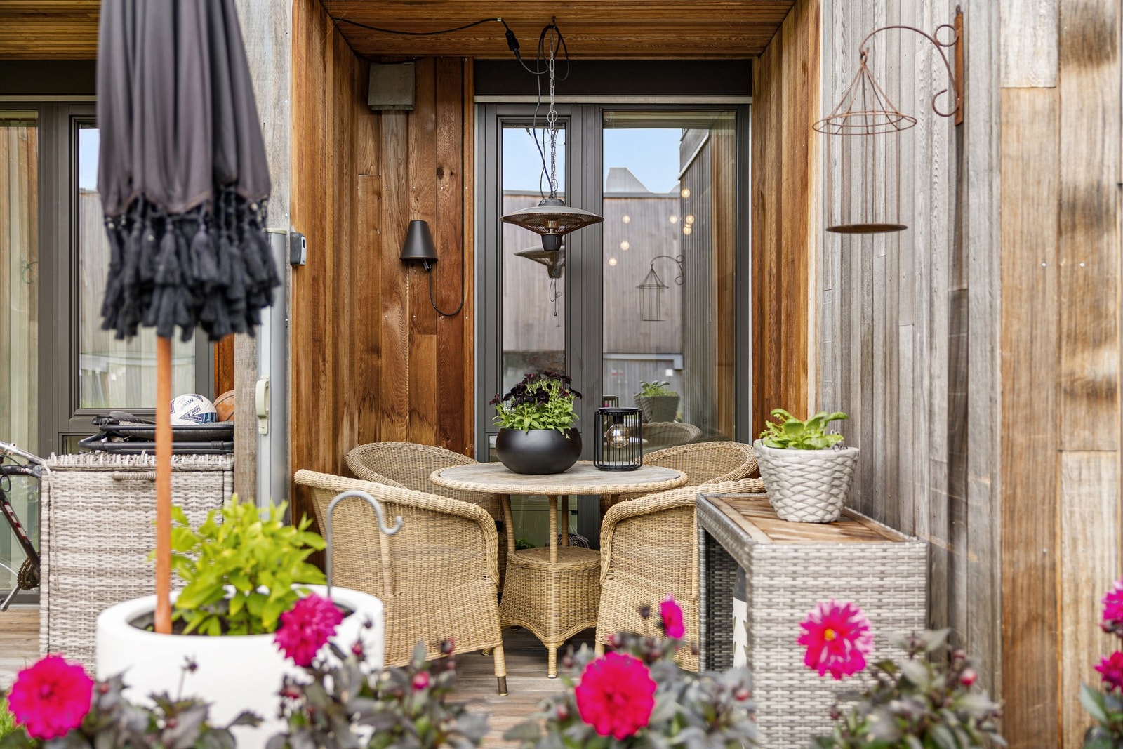 Her kan du nyte sene sommerkvelder med venner og familie, og mange velger å montere varmelampe for å forlenge utesesongen. Galleribilde