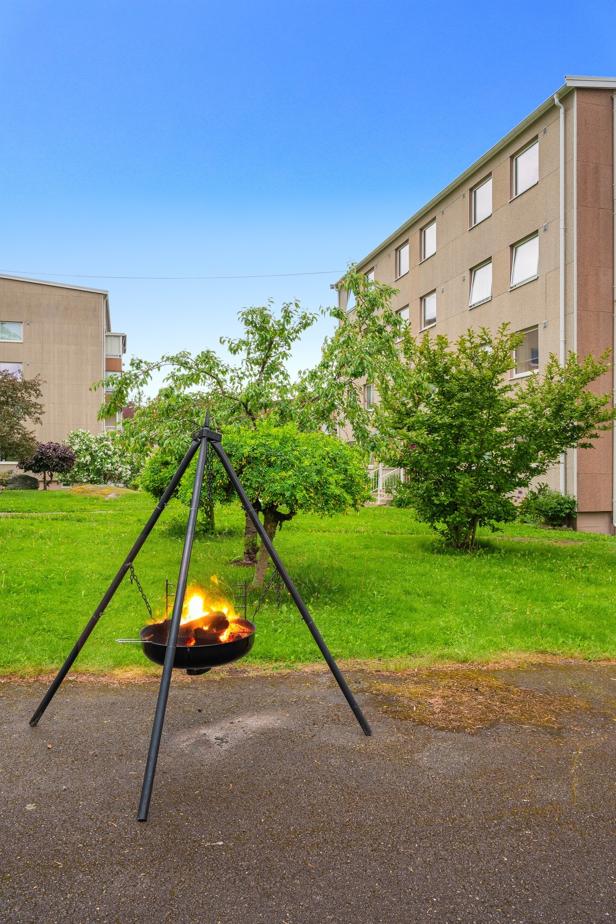Dette er et nabolag som kombinerer nærhet til marka med kort vei til byens fasiliteter, noe som gir en balansert og behagelig hverdag for både etablerere og familier. Galleribilde