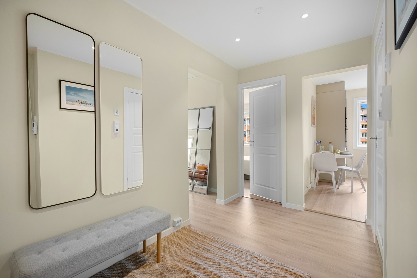 Lys og praktisk entrè med god plass til å henge fra seg yttertøy og sko! Galleribilde