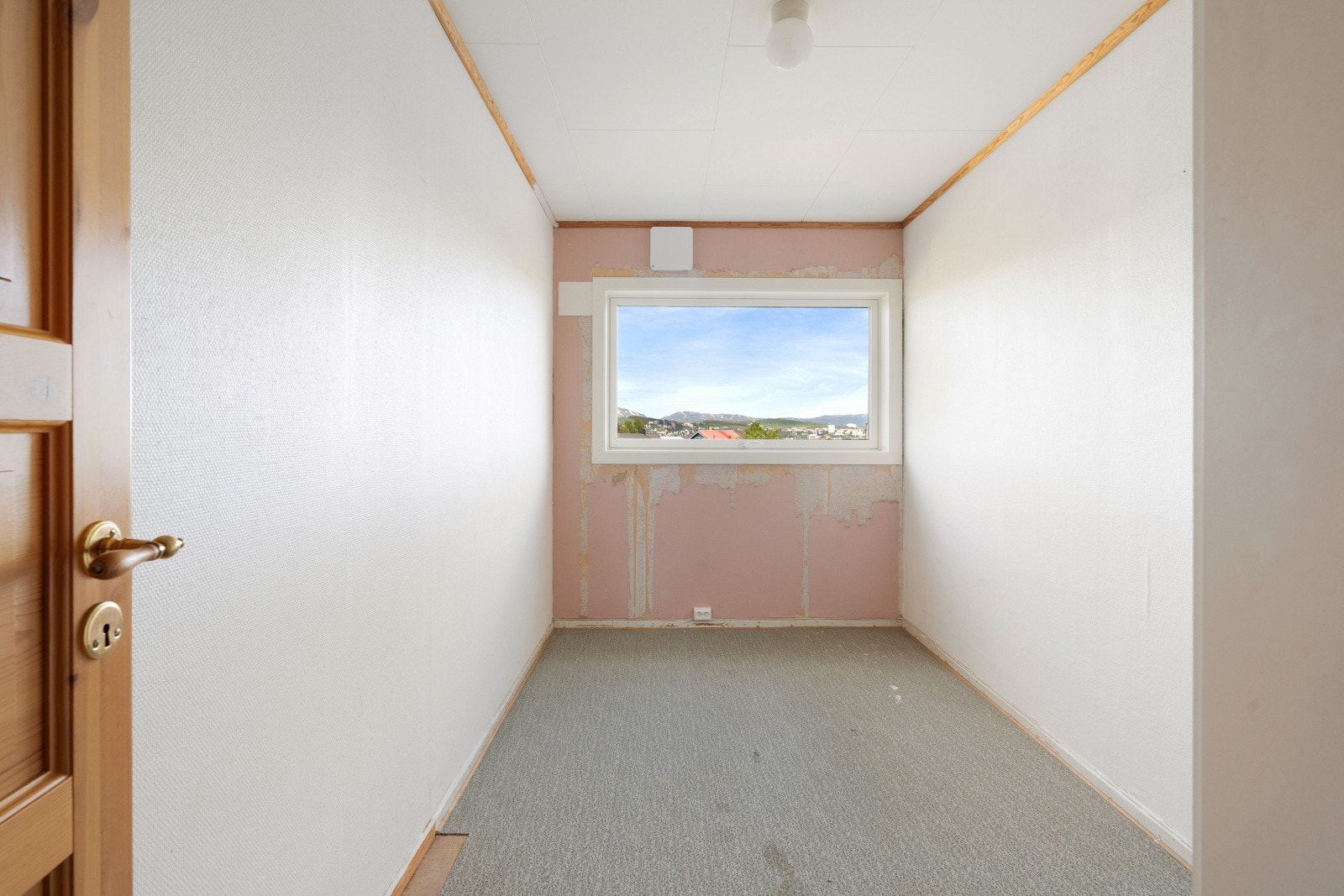 Soverom 1 av 3. Store vindusflater og oppleves luftig. Galleribilde