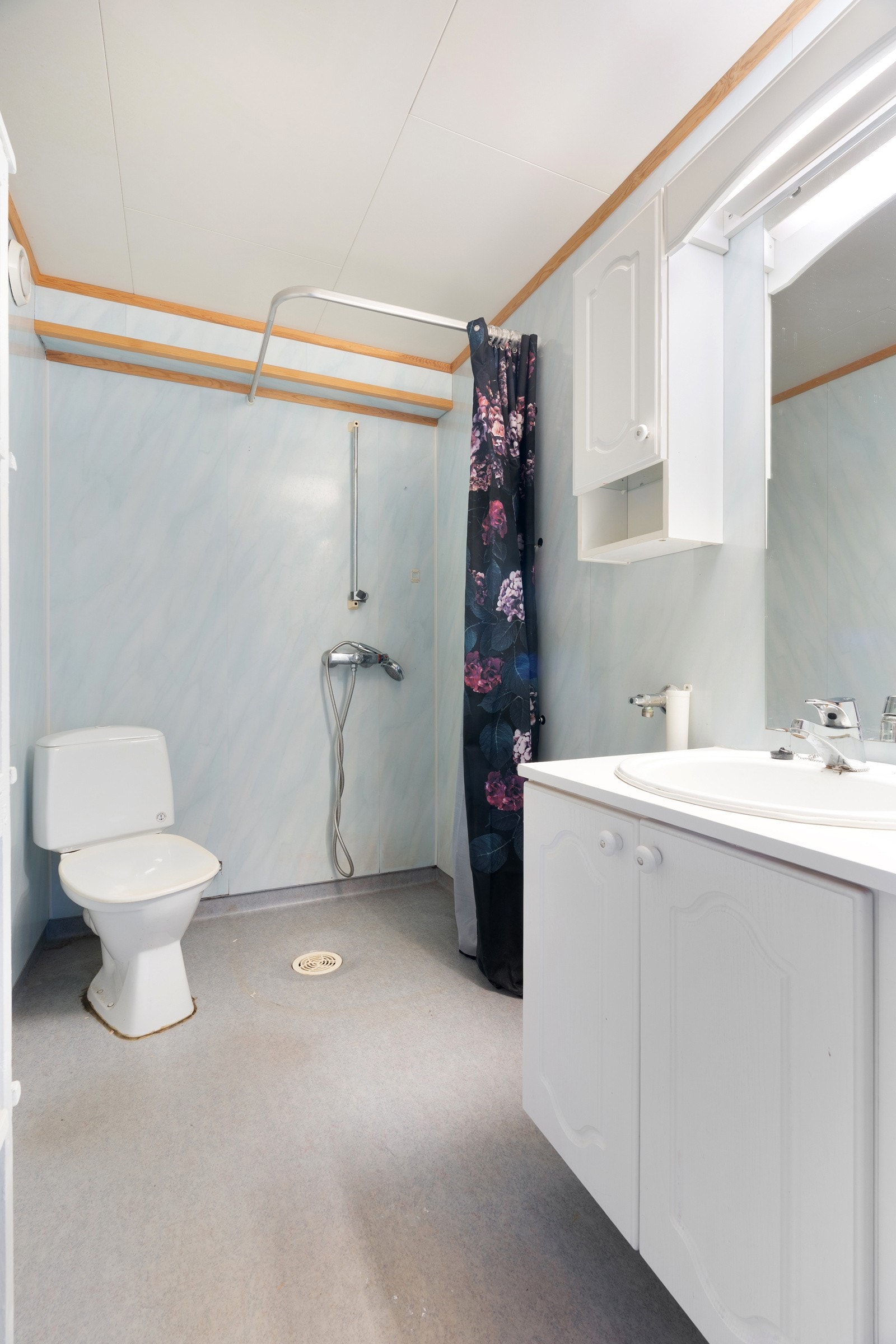 Bad underetasje. Badet ligger mellom hybel og hoveddel. Galleribilde