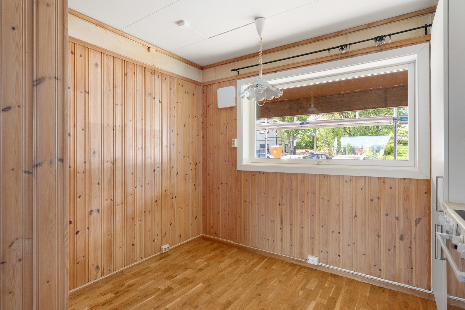 Det er plass til spisebord i kjøkkenet. Galleribilde
