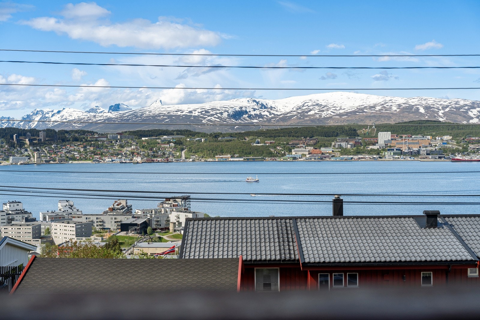 Romslig familiebolig øverst på Tomasjord.