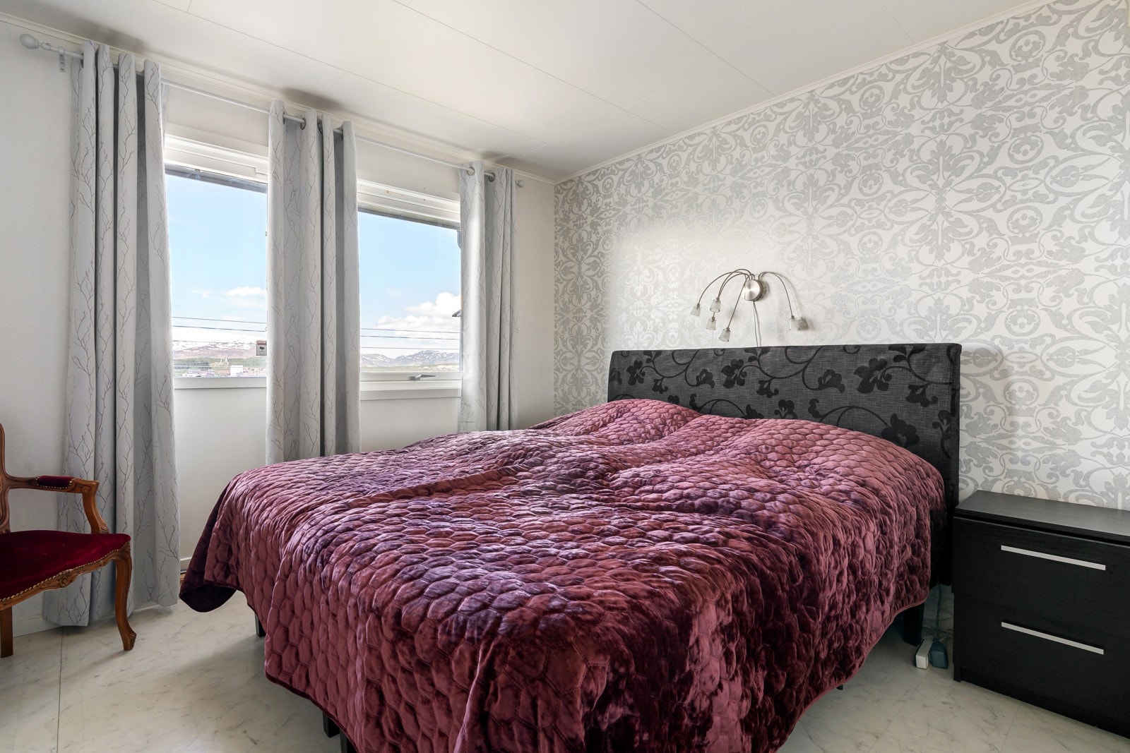 Hovedsoverommet har plass til stor seng, nattbord og ønsket møblement. Det er lagringsmuligheter i skap.