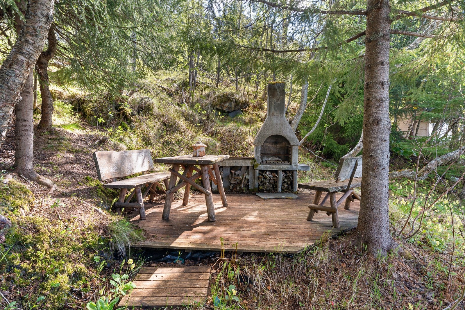 Bak huset opp mot marka er det etablert en sitte/bålgruppe som kan nyttes som et yndet sted å tilbringe fine stunder sammen med familien.