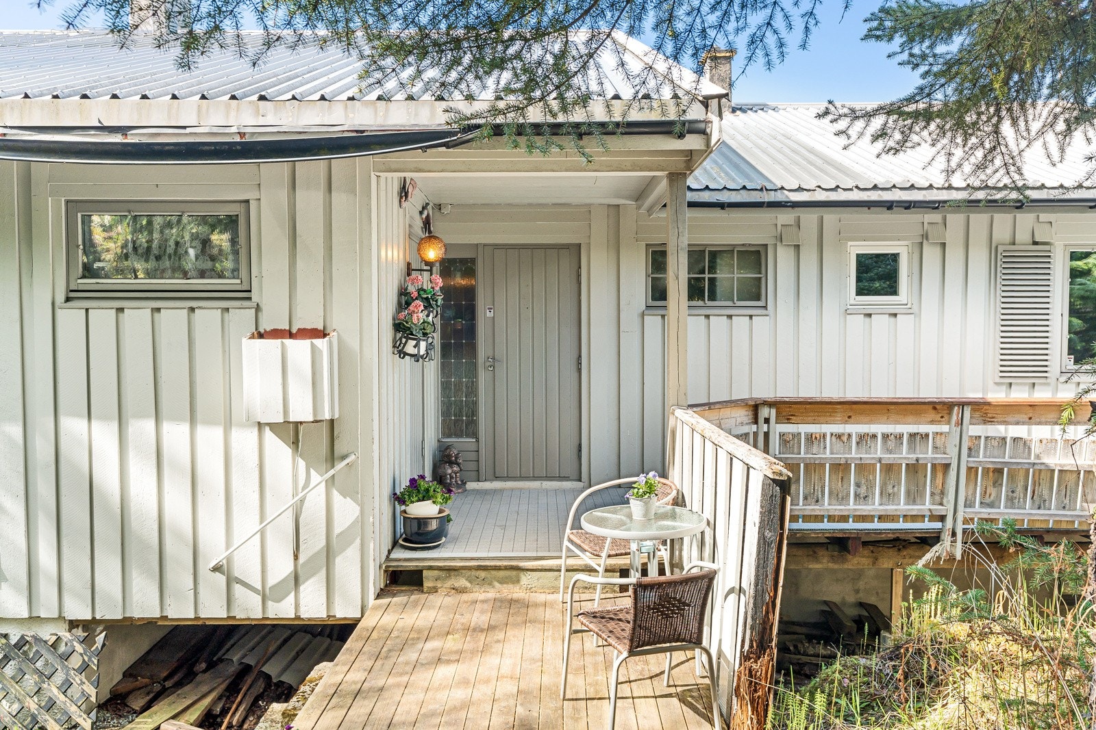 Velkommen inn! Inngangen til hoveddelen er bak huset.