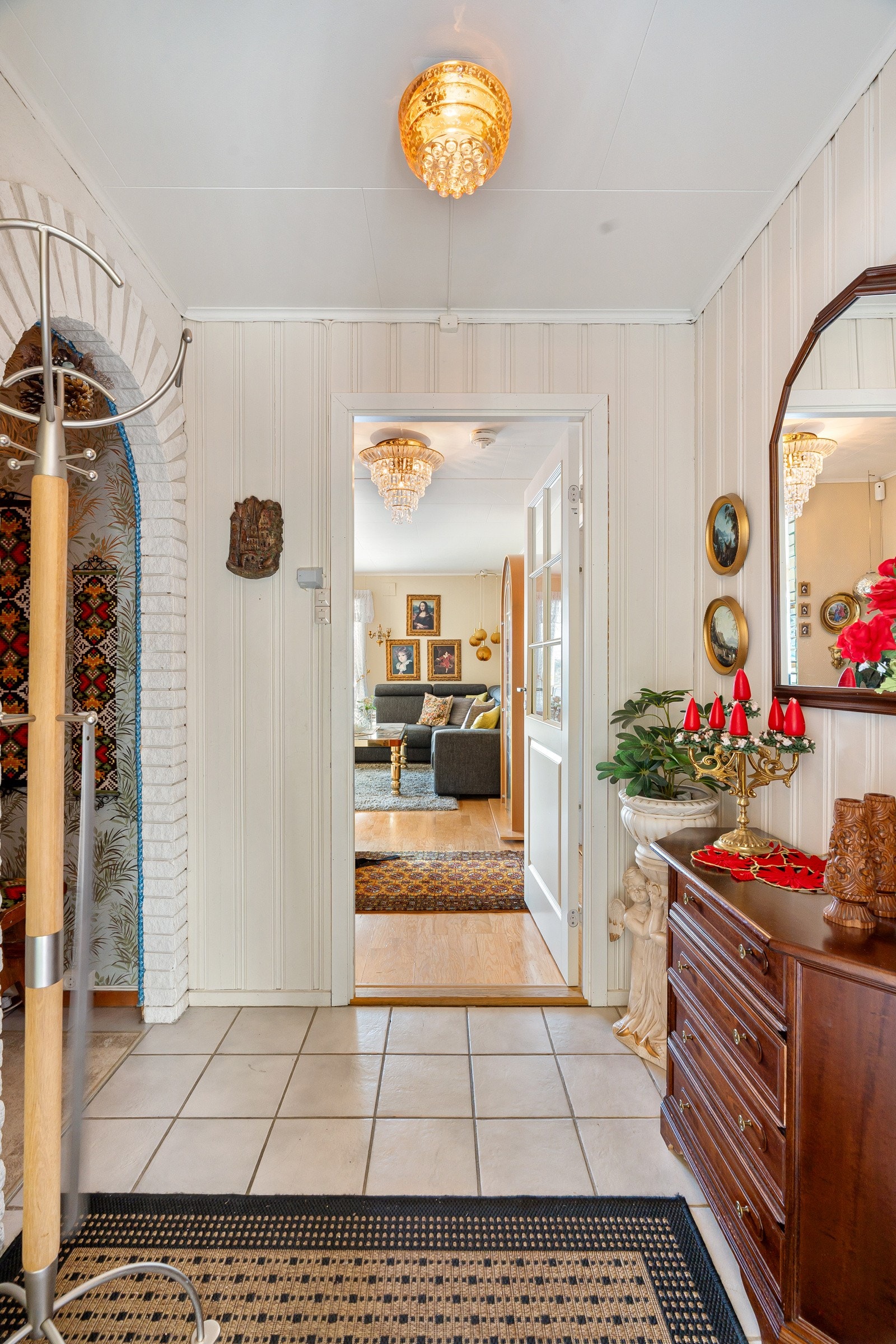 Velkommen inn i den romslige entreen med tilknyttet walk-in garderobe - Praktisk.