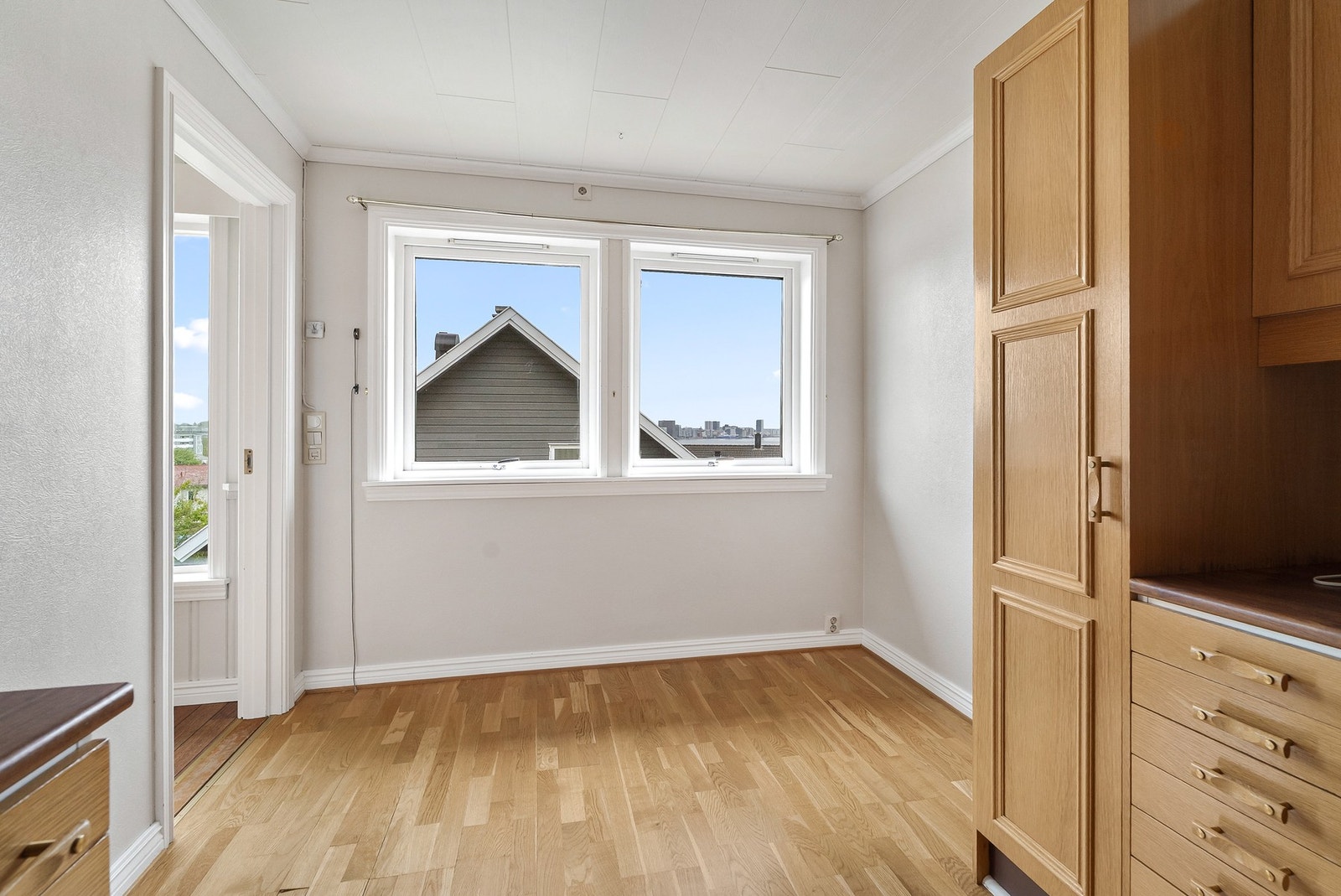 Kjøkken med plass til kjøkkenbord ved vindu Galleribilde