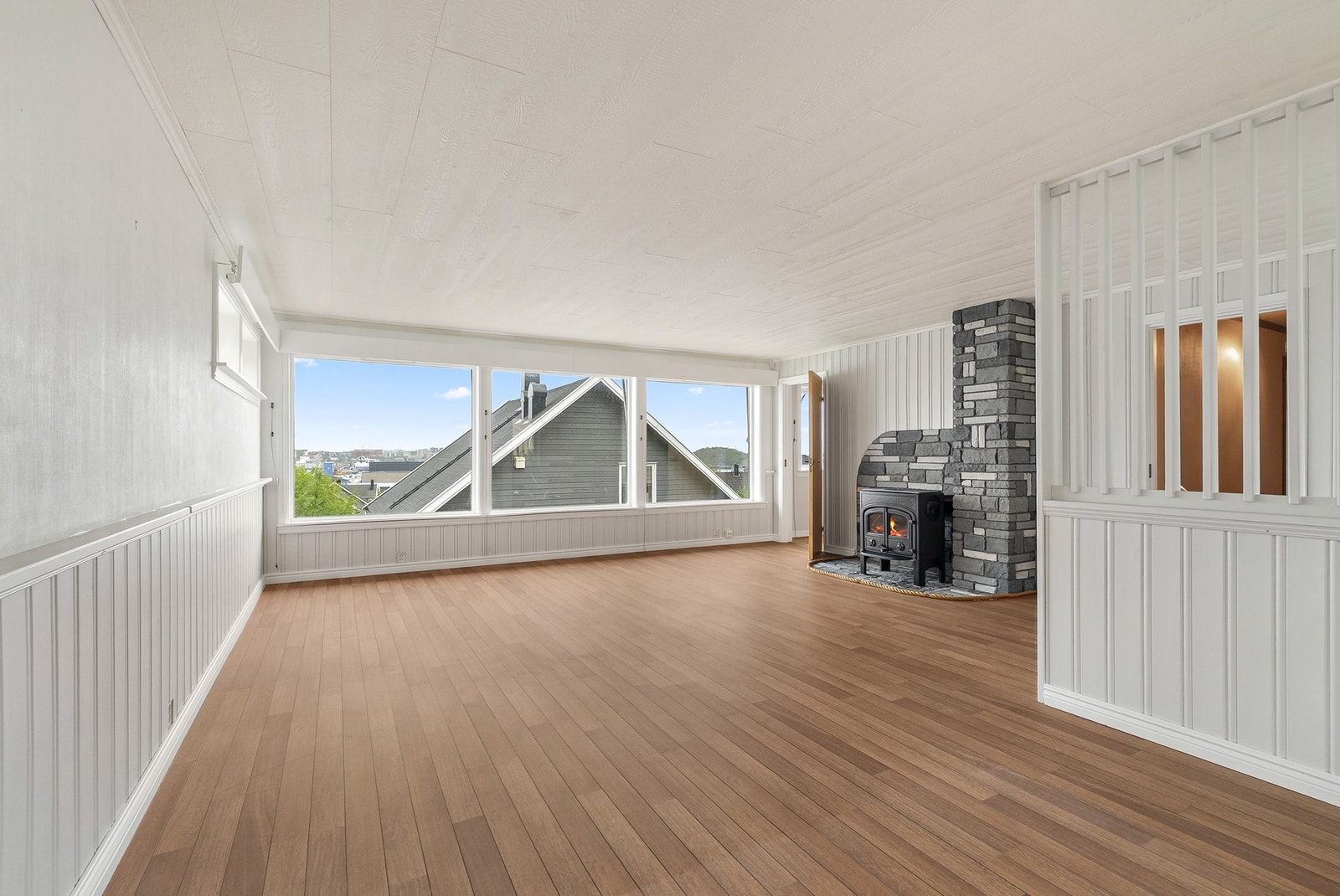 Romslig stue med store vindusflater som slipper inn godt med naturlig lys Galleribilde