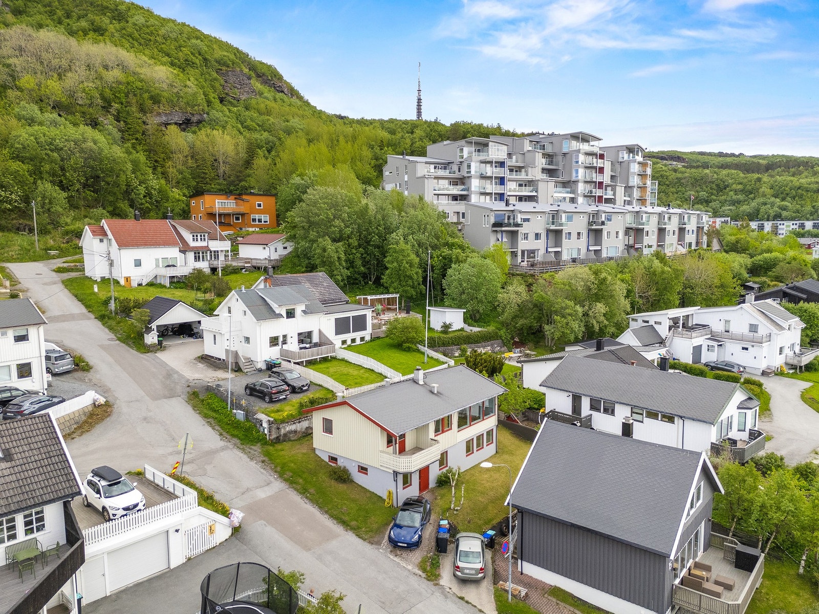 Fra boligen er det kort vei til flotte turområder, sommer som vinter Galleribilde