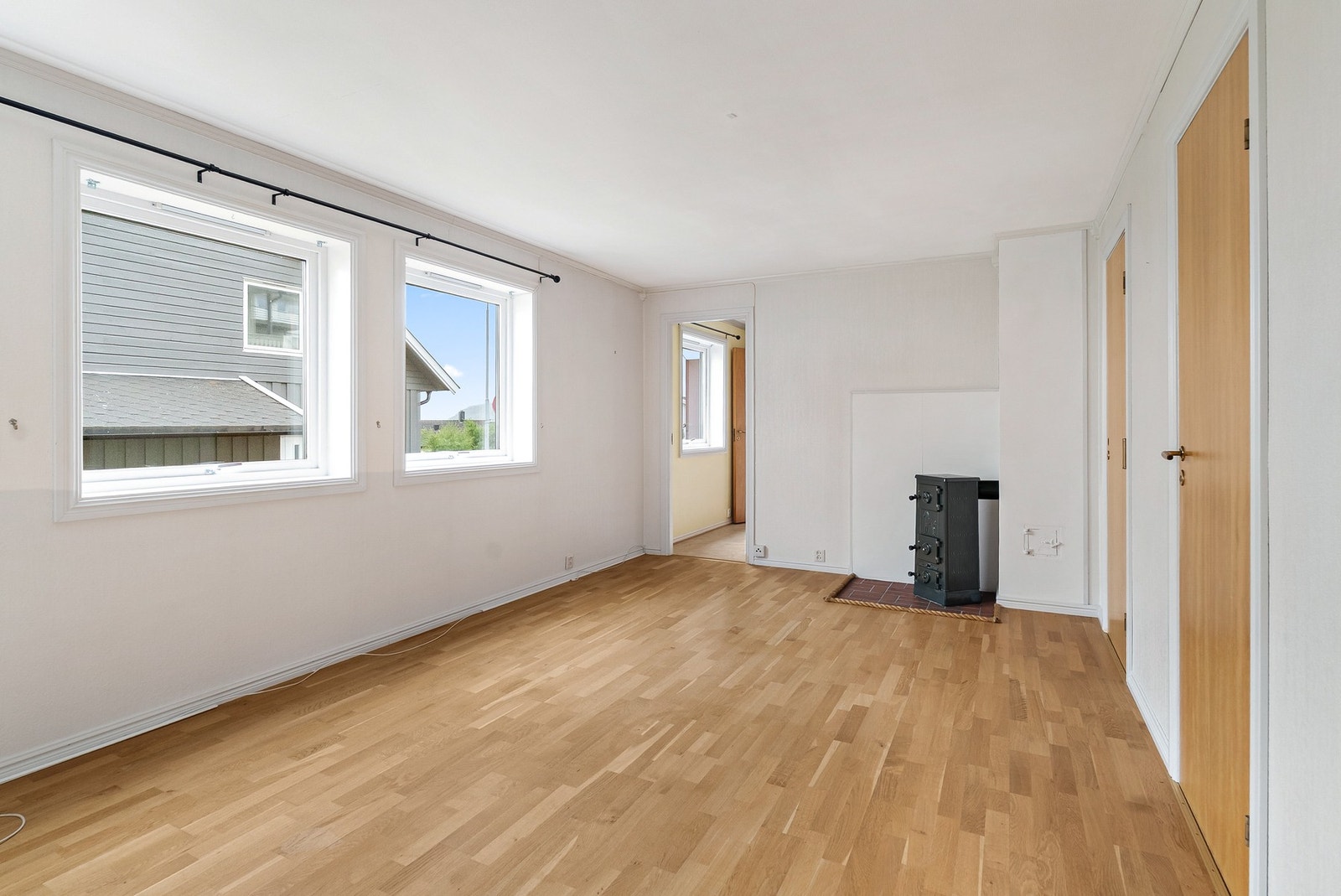 Stue i underetasje med vedfyring Galleribilde