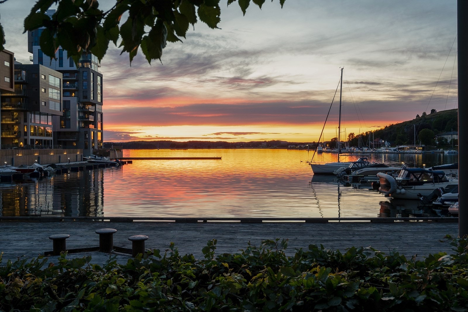 Det er få meter ned til fjorden hvor du kan nyte en herlig sjøbris, vakre solnedganger og et avslappende miljø helt i nærheten av hjemmet. Galleribilde
