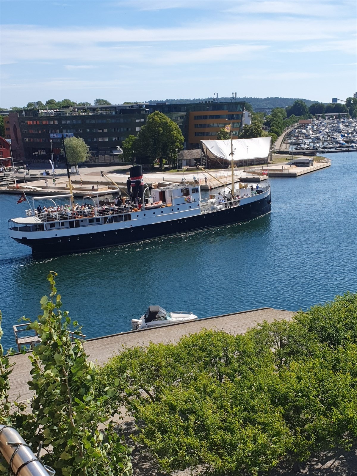 Kysten 1 på vei ut på sine sommerturer rundt skjærgården på Nøtterøy. Bilde tatt av selger på balkongen en vakker sommerdag. Galleribilde
