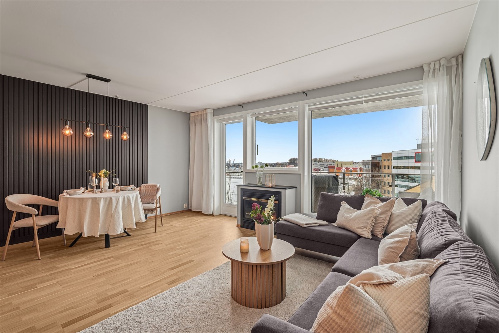 Leiligheten ligger i 5. etasje og har et bruksareal på 79 m². Bygget i 2006, boligen har moderne standard med oppgraderinger som kjøkkenfornyelse i 2025. Galleribilde