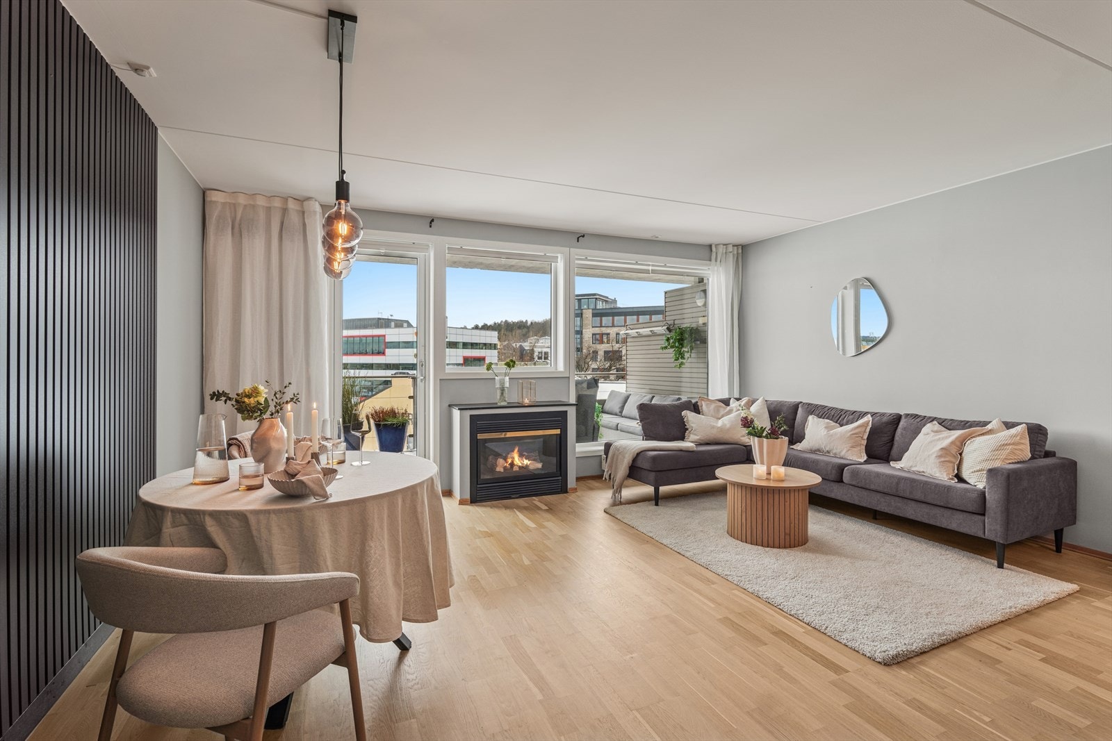 Meget pen stue med store vindusflater som slipper inn rikelig med naturlig lys og skaper en innbydende atmosfære. Galleribilde