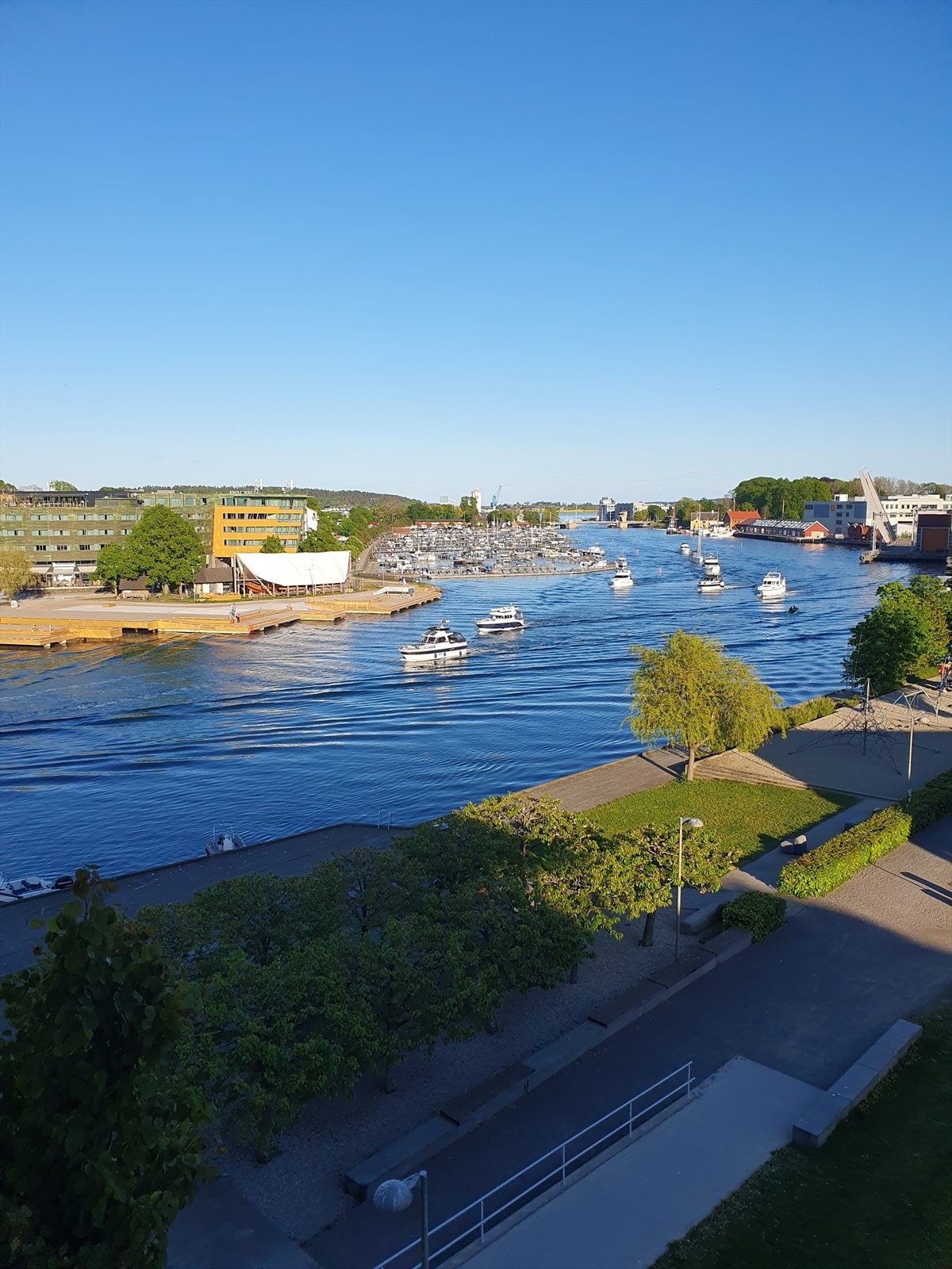 Bilde er tatt av selger og viser utsikten fra balkongen mot Kanalbroen Galleribilde
