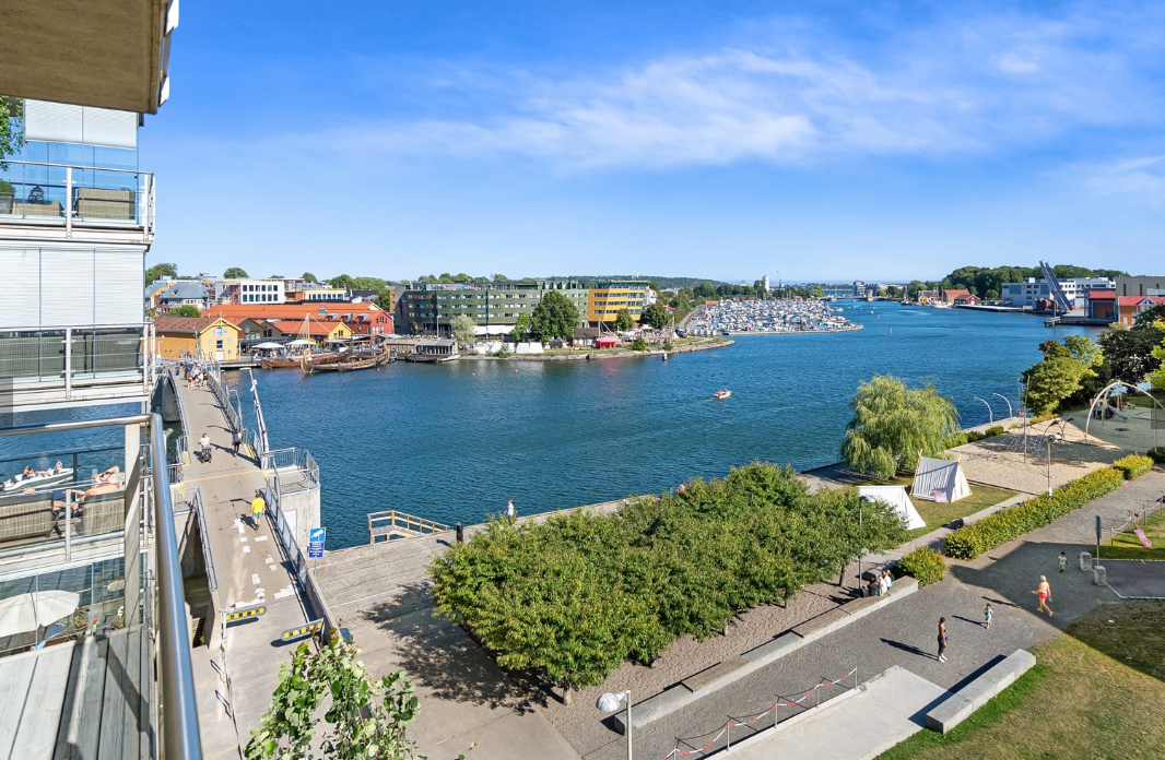 Leiligheten ligger i 5. etasje med flott sjøutsikt Galleribilde