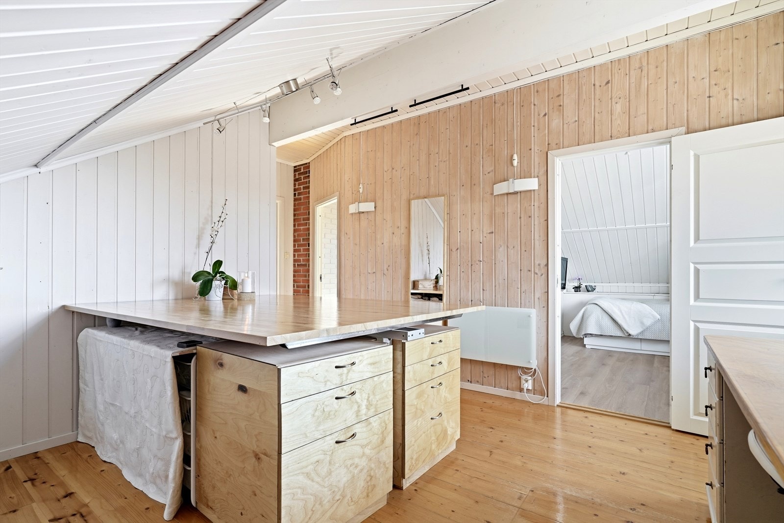 Stort og romslig rom som i dag brukes som arbeidsrom, men kan fint brukes som en ekstra stue. Galleribilde