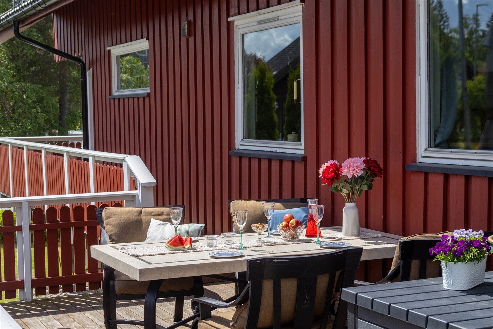 Stor terrasse med god plass til å innrede med utemøbler. Galleribilde