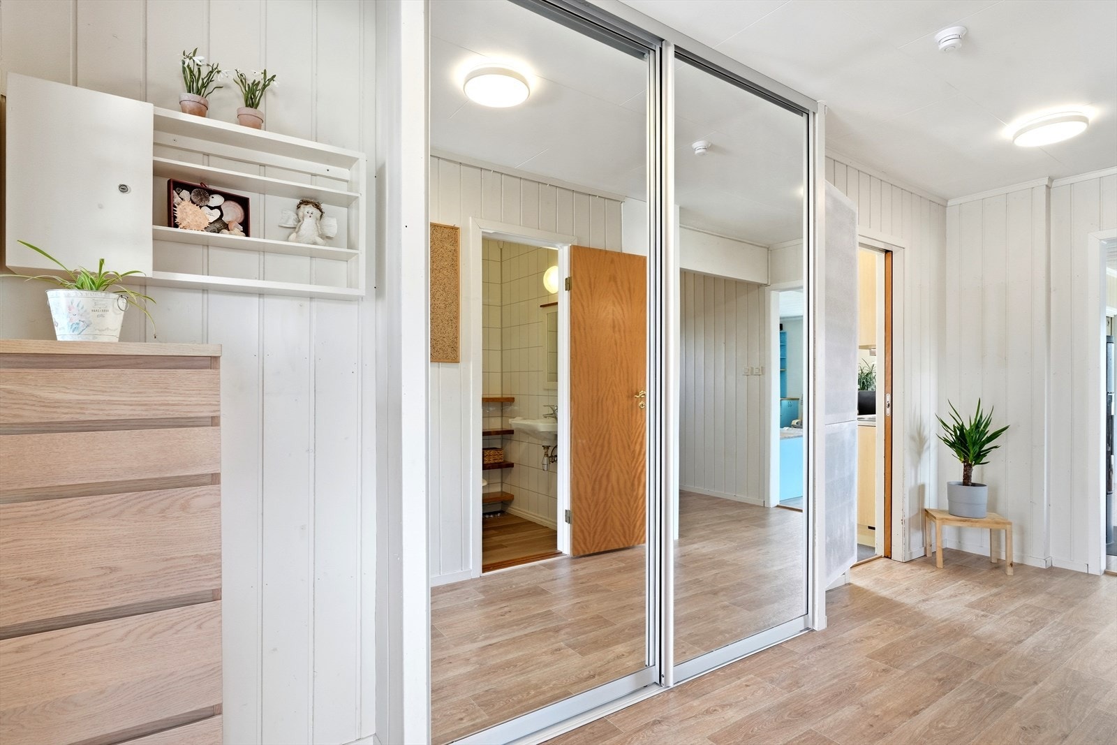 Romslig gang med praktisk skyvedørsgarderobe - her har man god plass til å henge fra seg yttertøy. Galleribilde