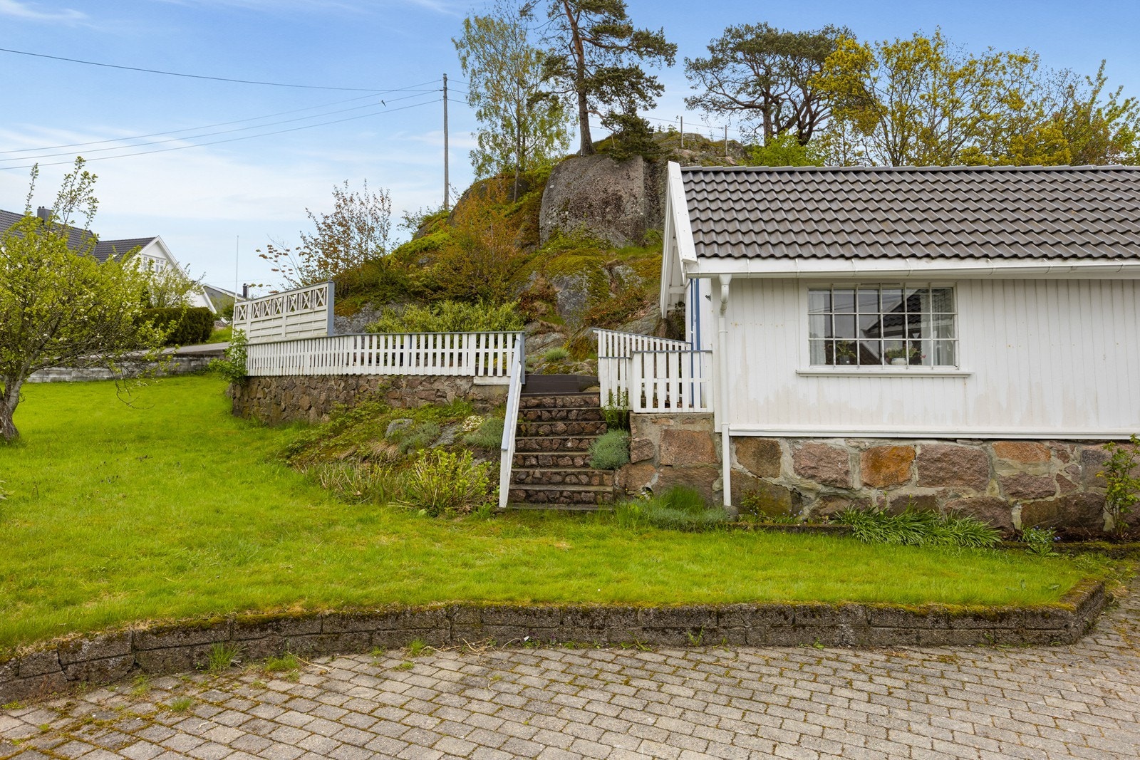 Det går en koselig trapp fra hagen til terrassen. Galleribilde