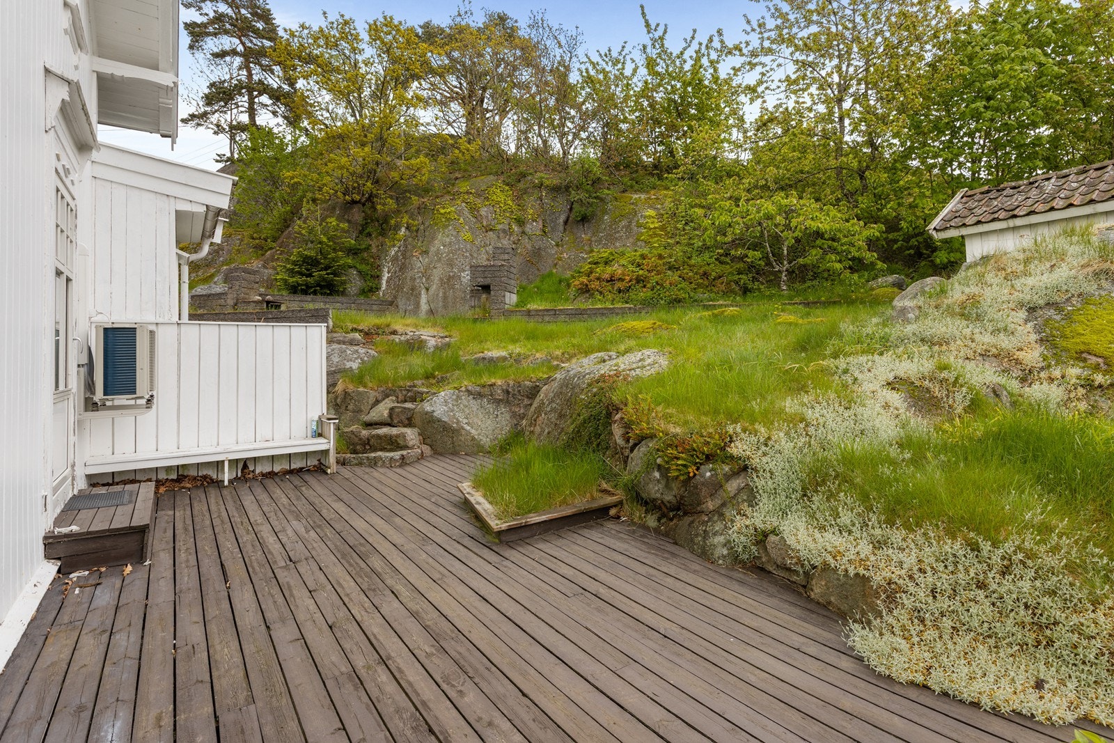 Terrasse og hage på baksiden. Galleribilde