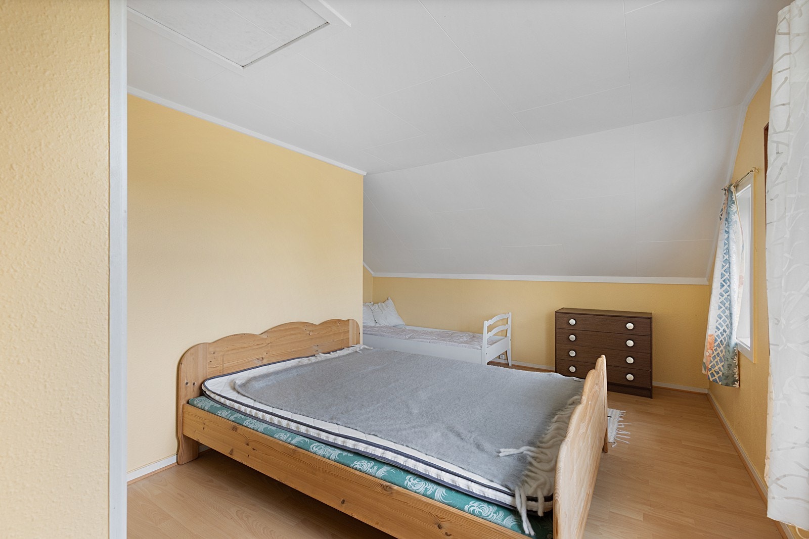 Hyggelig soverom også dette med god plass til stor seng og garderobe. Galleribilde