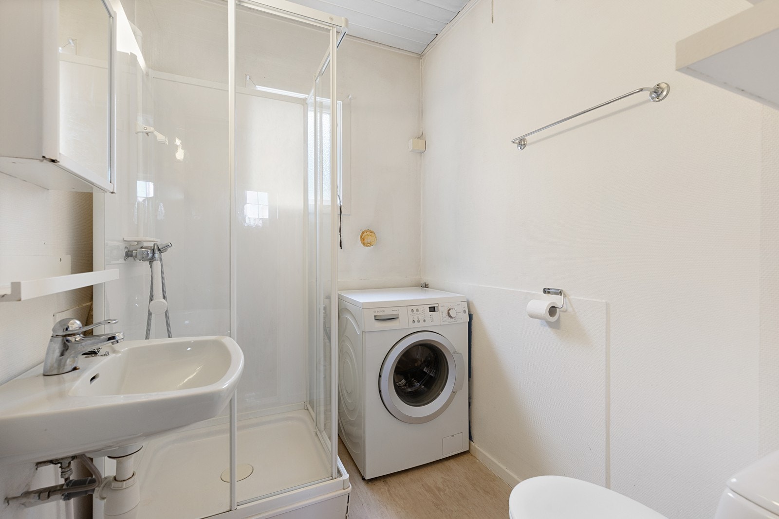 Dusjbad med opplegg for vaskemaskin. Galleribilde