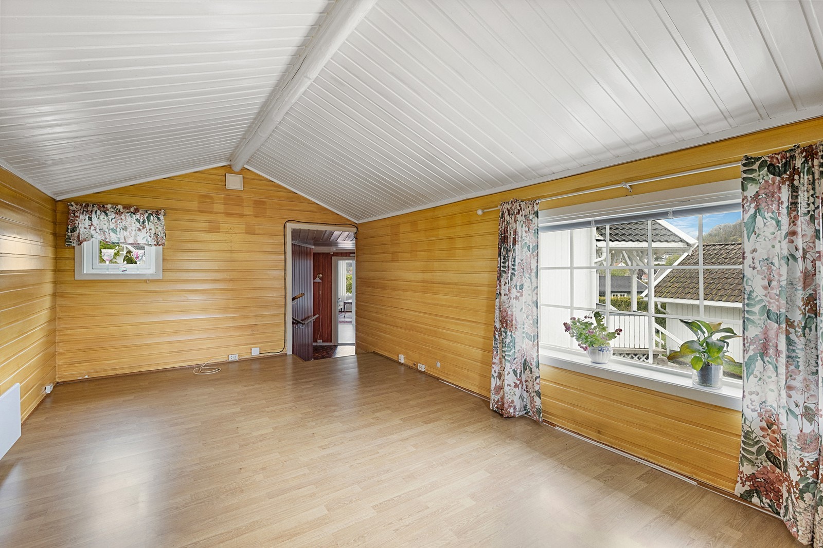 Tilbygget har stort vindu mot gårdsplassen og utgang til terrassen. Galleribilde