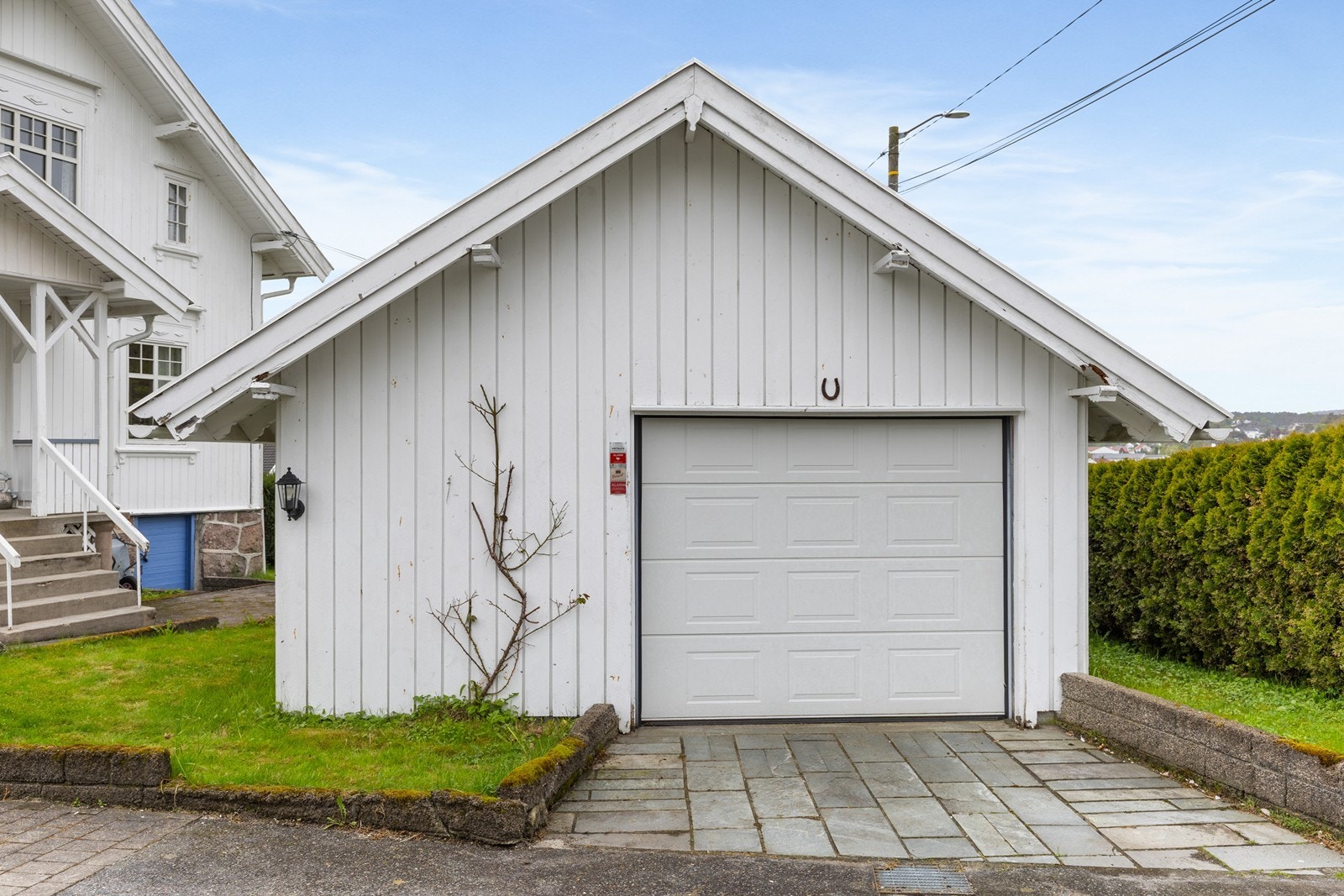 Garasje med post og god lagringsplass. Galleribilde