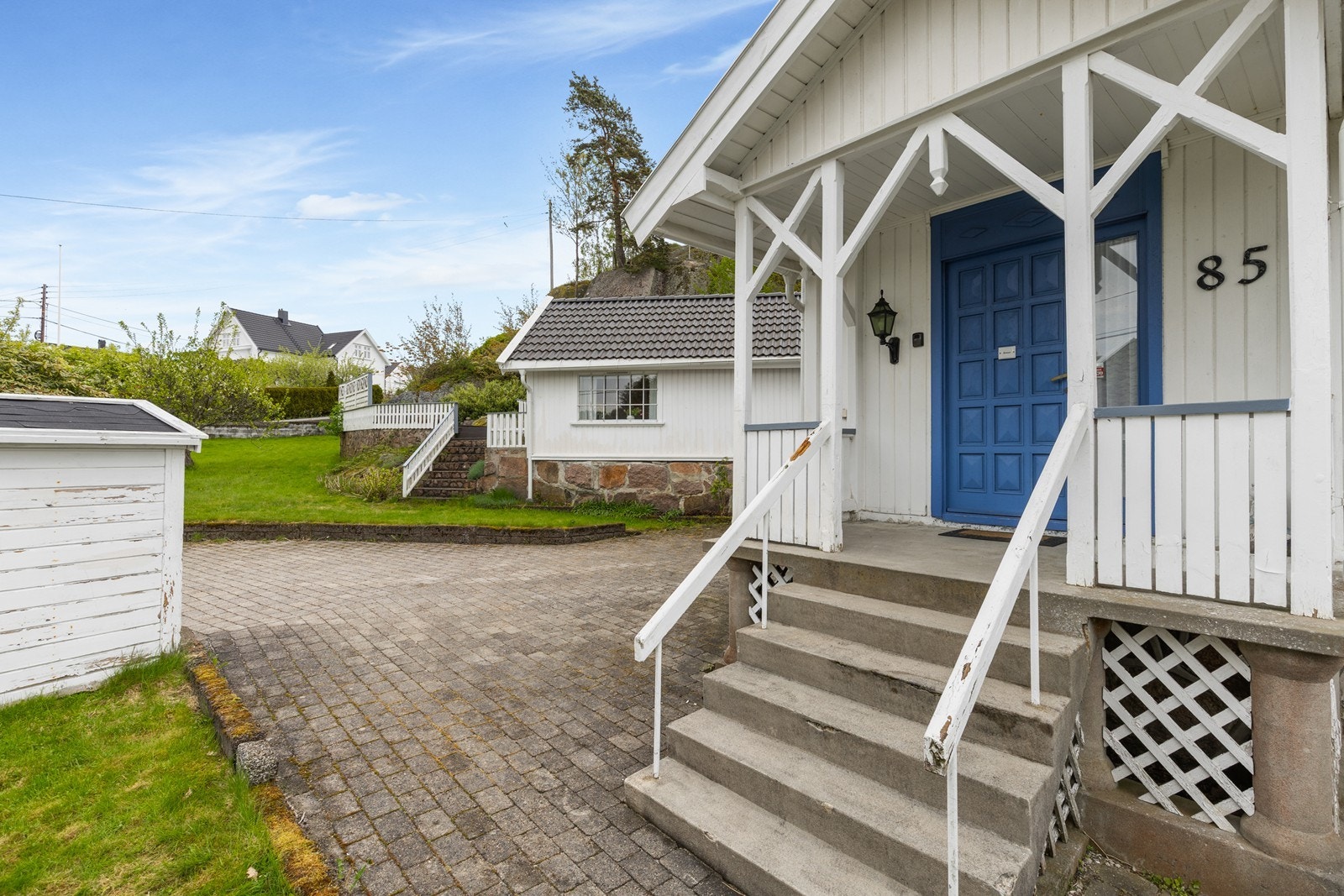Overbygget inngangsparti med fine detaljer. Galleribilde