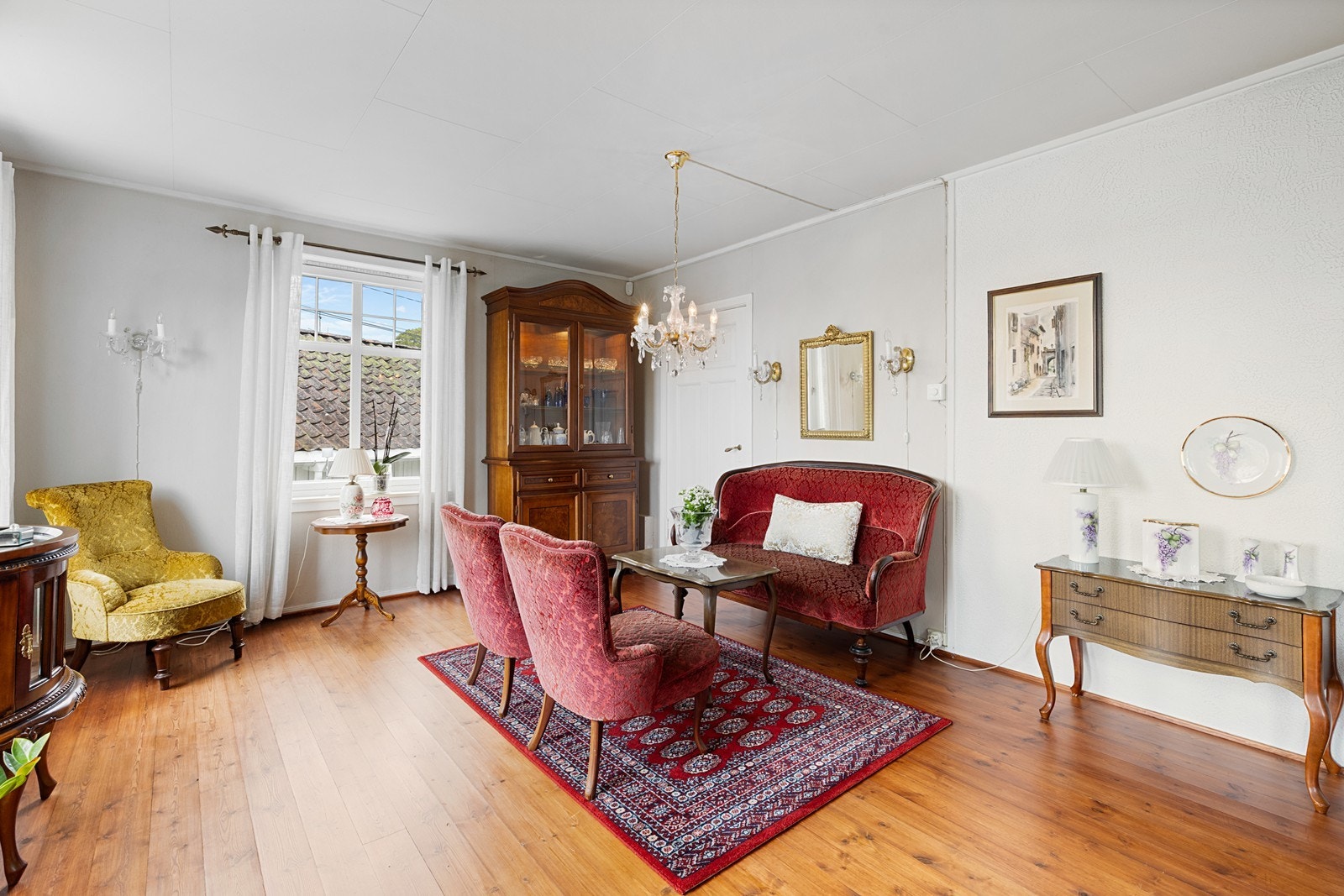 God plass til flere sittegrupper i stuen. Galleribilde
