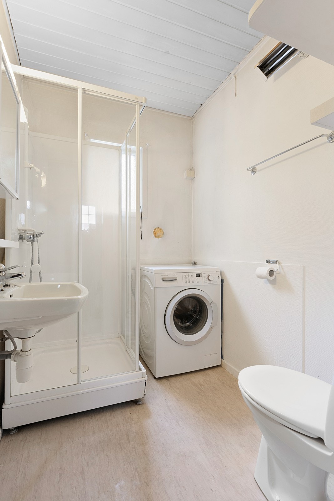 Bad med wc, dusj og servant. Galleribilde