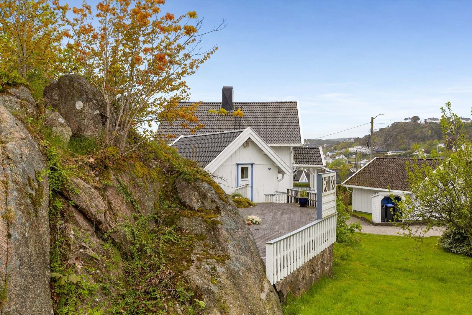 Hyggelig terrasse med utgang fra tilbygget. Galleribilde