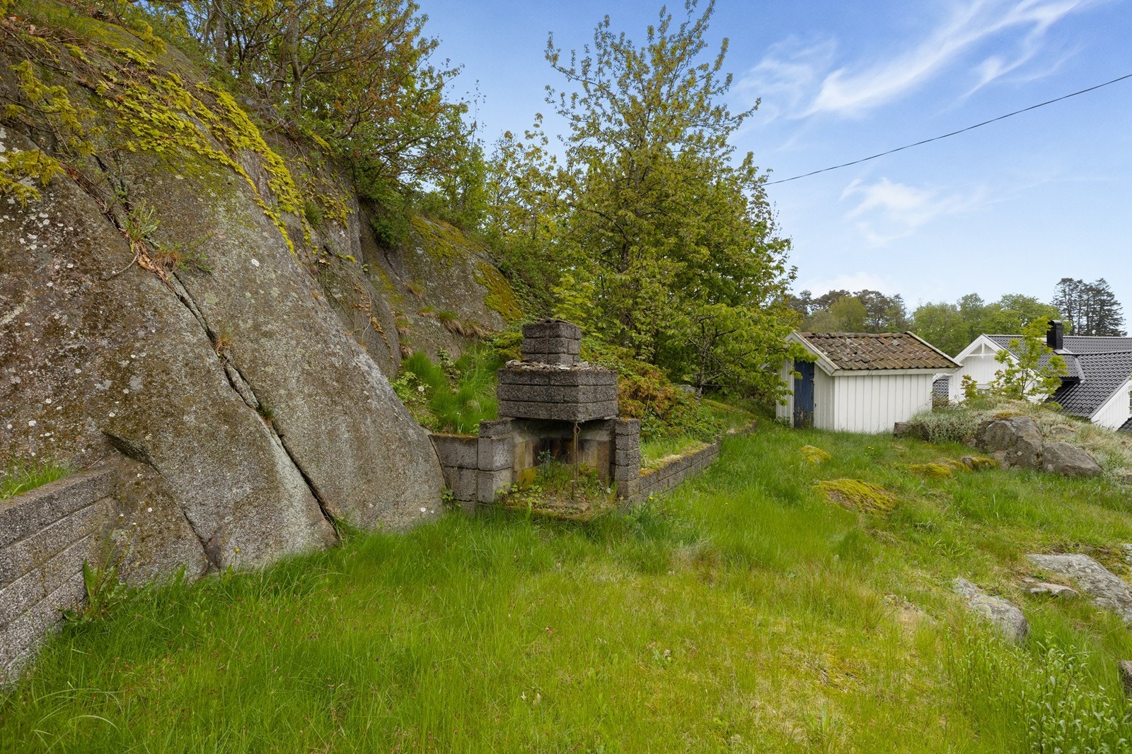 Hyggelig langs fjellet og den gamle utepeisen på baksiden av boligen. Galleribilde
